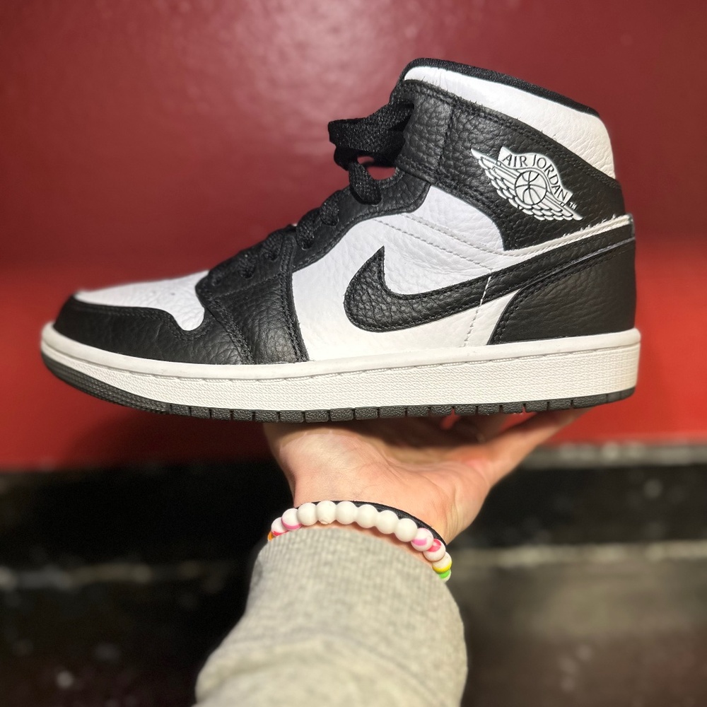 Air Jordan 1 Mid- black and white